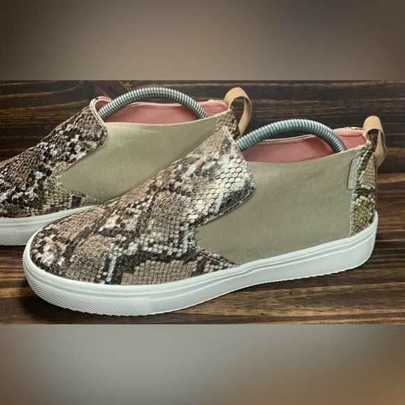 Hey Dude Peyton Womens Size 9 Shoes Snake Brown Athletic Sneaker Lightly Worn - Picture 1 of 10